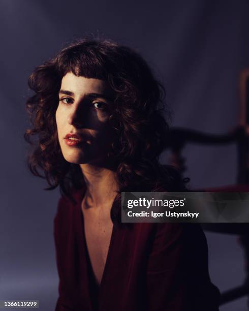 young curly woman looking at camera - frangia foto e immagini stock