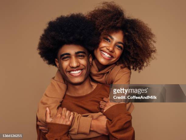 heureux frérot et sœurette avec coiffure afro - couple sourire studio photos et images de collection