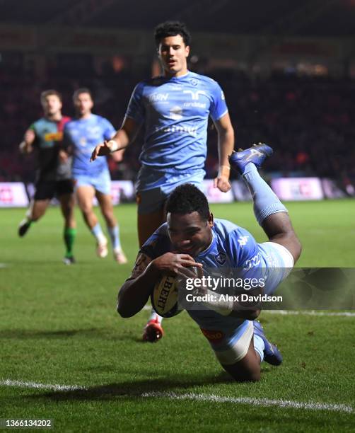 Castres wing Filipo Nakosi dives in the corner to score the Fourth Castres try during the Heineken Champions Cup match between Harlequins and Castres...