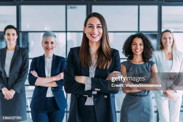 empresaria segura de sí misma y su equipo femenino. - businesswoman fotografías e imágenes de stock