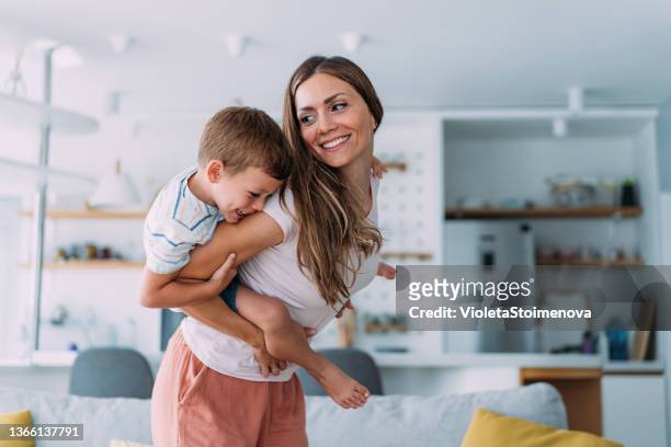 madre e hijo en casa. - toddler boy fotografías e imágenes de stock
