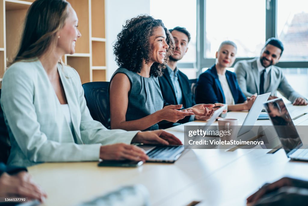 Geschäftsleute beim Treffen im Büro.