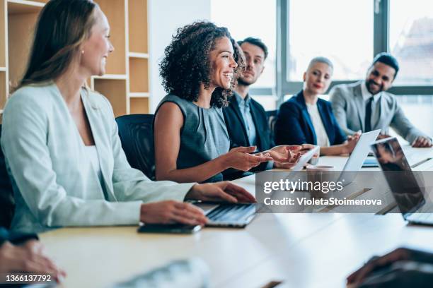 les gens d’affaires se réunissent au bureau. - mixed race person stock photos et images de collection