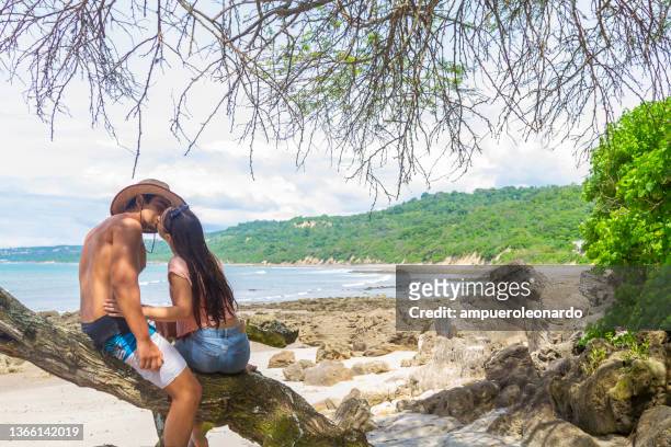 junges paar, das einen romantischen nachmittag am strand zum valentinstag / flitterwochen genießt romantische date-liebeskonzepte. - ecuador stock-fotos und bilder