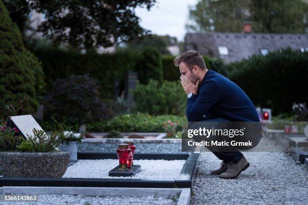 sad day, graveyard. - funerals of bernard loiseau stockfoto's en -beelden