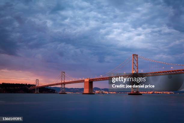 dramatic sky, oakland bay bridge, san francisco, california, america - bahía de san francisco fotografías e imágenes de stock