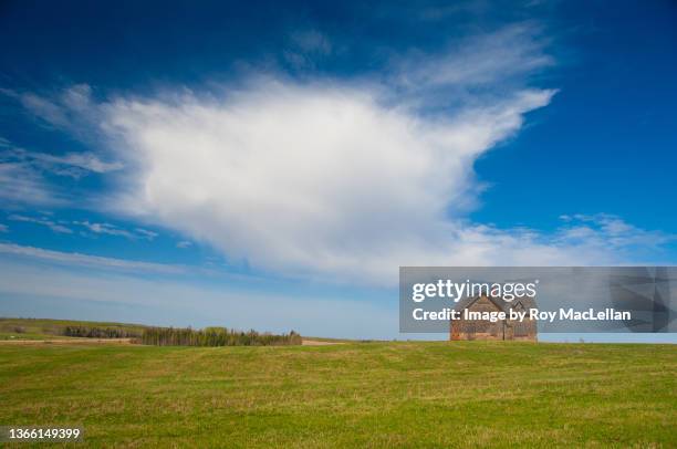 prairie house - alberta farm scene stockfoto's en -beelden