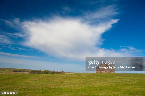 prairie house - alberta farm scene stock pictures, royalty-free photos & images