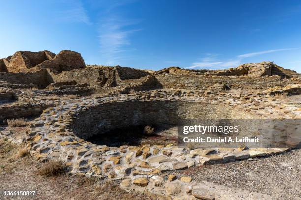 pueblo del arroyo at chaco culture national historical park - pueblo de indígenas de américa del norte fotografías e imágenes de stock