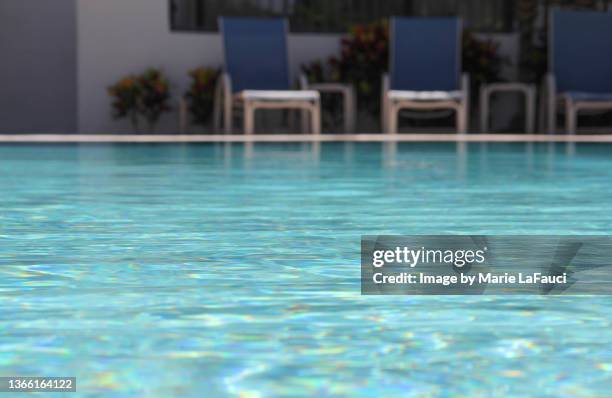 surface level of swimming pool with pool chairs - eau douce photos et images de collection