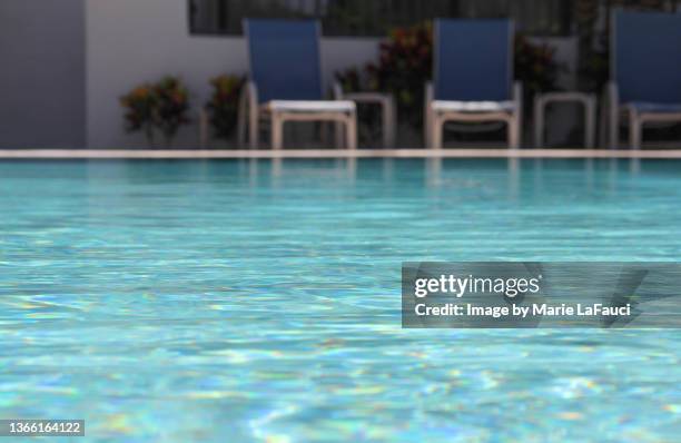 surface level of swimming pool with pool chairs - piscine photos et images de collection