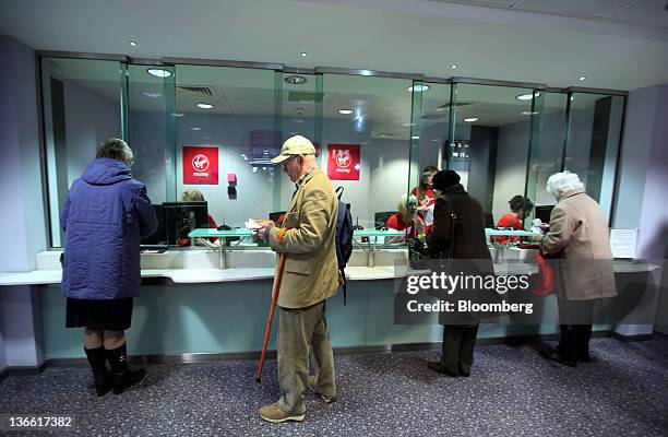 Counter In The Bank 163 Bank Counter Uk Stock Photos, High-Res Pictures, and Images - Getty ...