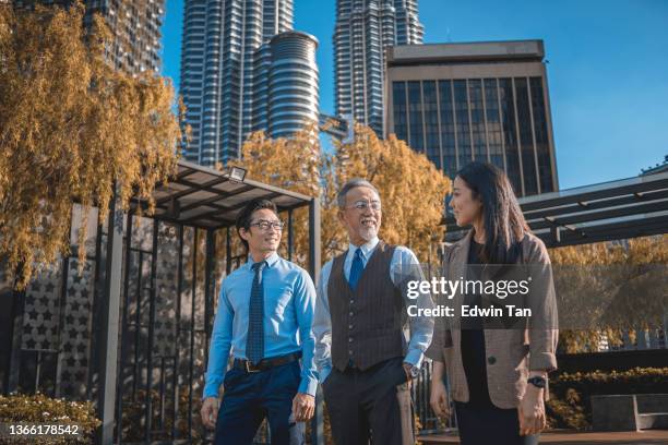 ceo chino asiático hablando con su equipo de gestión en el jardín de la azotea de su oficina por la mañana - capital fotografías e imágenes de stock