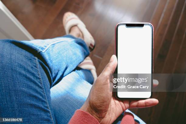 woman holds smart phone with blank screen - human hand photos et images de collection