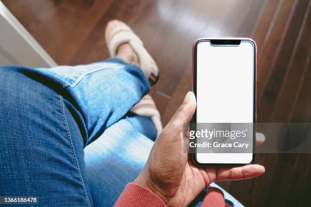 woman holds smart phone with blank screen - human hand imagens e fotografias de stock