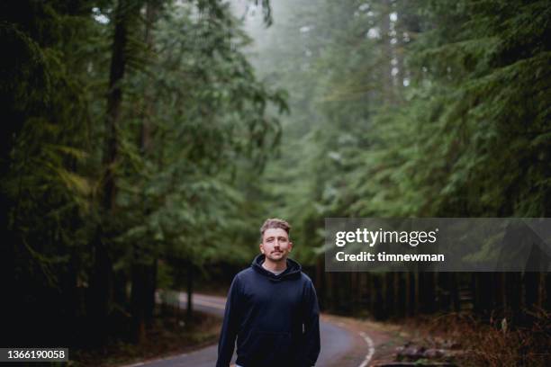 man standing in spooky forest - oregon amerikaanse staat stockfoto's en -beelden