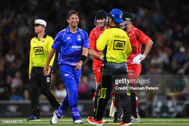 Shane Bond of Team Cricket talks to Kieran Read of Team Rugby during the Black Clash T20 cricket match between Team Cricket and Team Rugby at Bay...
