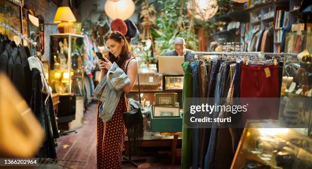 second hand clothes shop - kleding stockfoto's en -beelden