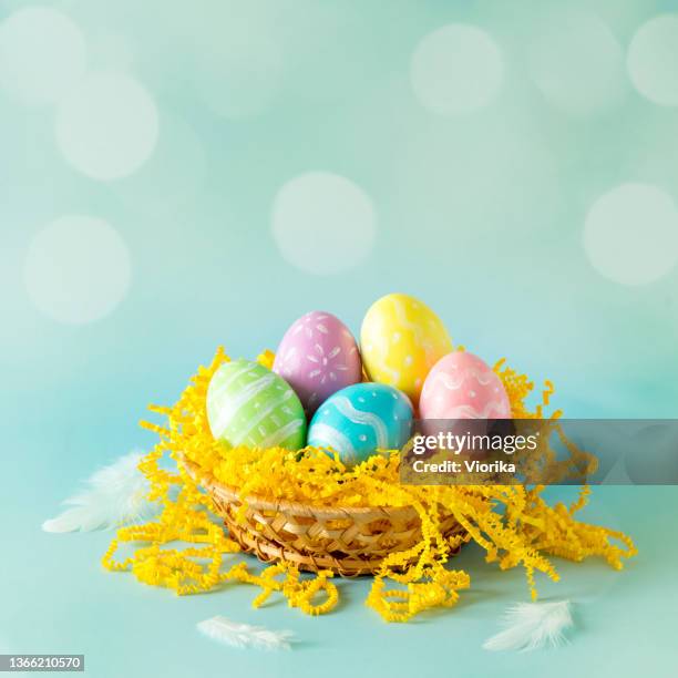 ostereier mit platz zum kopieren - easter eggs basket stock-fotos und bilder