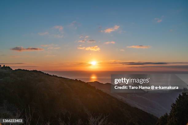 the rising sun over the sea in kanagawa of japan - aurora foto e immagini stock