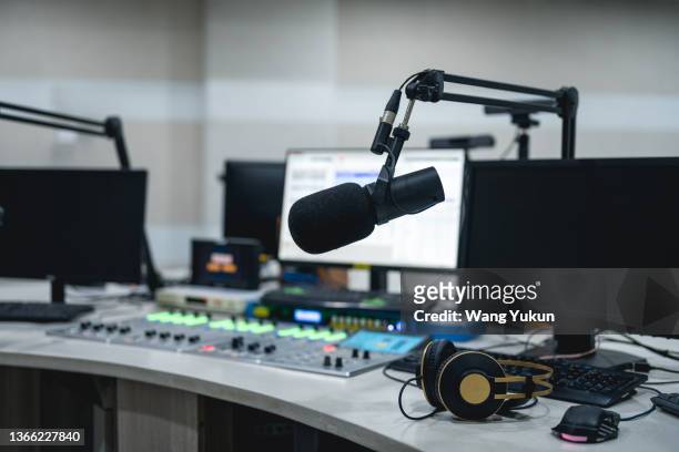 media equipment in the live room of a radio station - radio stockfoto's en -beelden