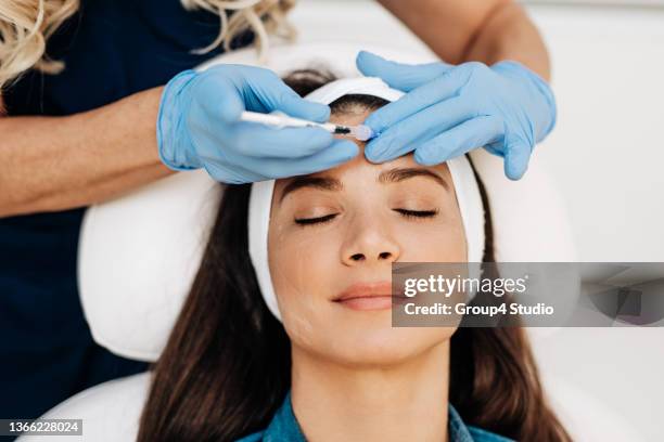 tratamiento de cirugía estética facial - plasma rico en plaquetas fotografías e imágenes de stock