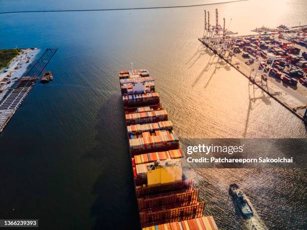 sailing services - sleepboot stockfoto's en -beelden