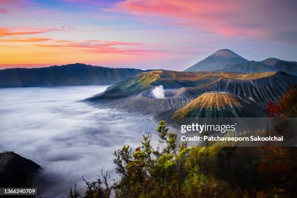 bromo style - volcanic crater stockfoto's en -beelden