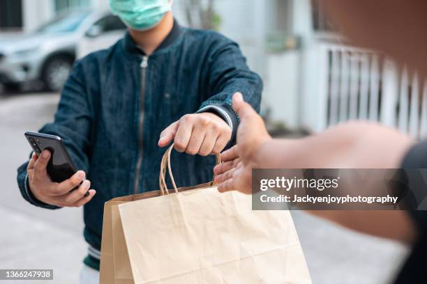 delivering food at your doorstep keeping social distancing during covid-19 outbreak - delivery bildbanksfoton och bilder