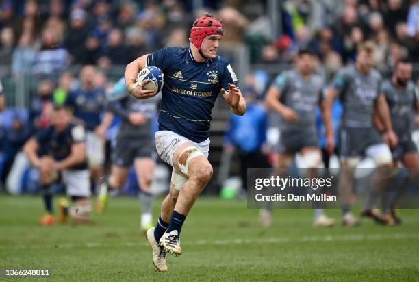 Josh van der Flier of Leinster makes a break to score his side's second try during the Heineken Champions Cup match between Bath Rugby and Leinster...