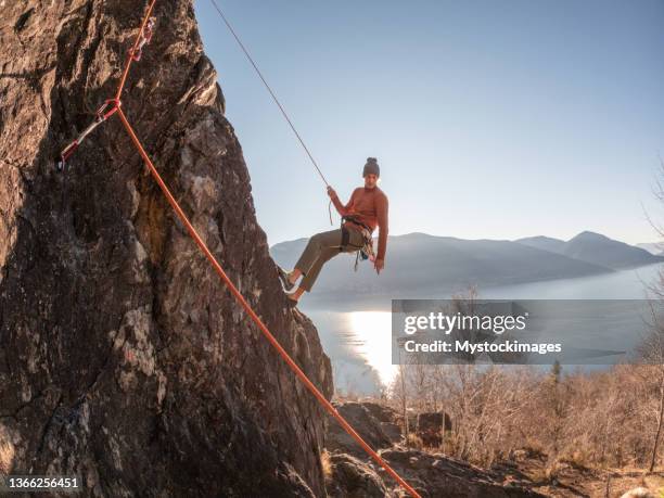 rappels d’alpinistes sur la paroi rocheuse - descente en rappel photos et images de collection
