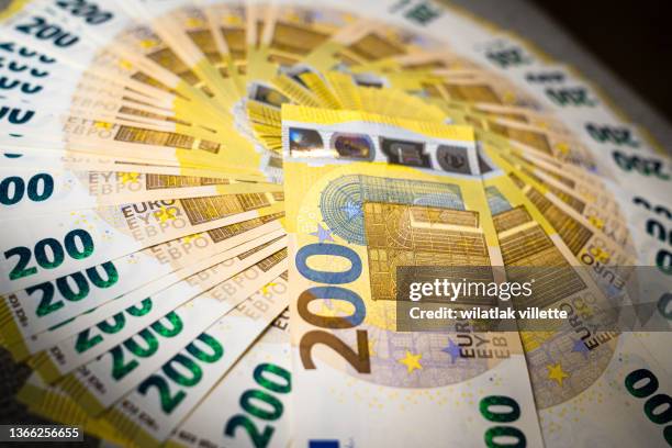 lots of euro bills. - vijftig euro stockfoto's en -beelden