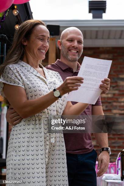 pareja haciendo un discurso durante una celebración familiar. - j lee fotografías e imágenes de stock