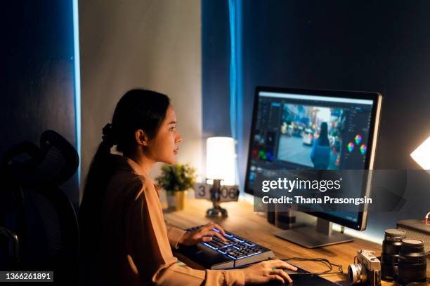 young female photographer working in her home office studio - équipement photographique photos et images de collection