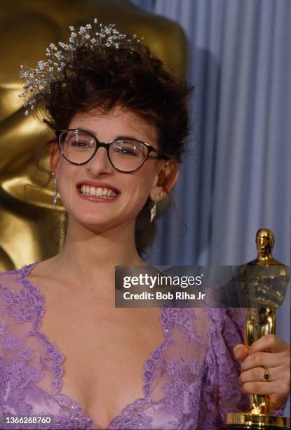 Academy Award Winner Marlee Matlin backstage with her Oscar, March 24, 1986 in Los Angeles, California.