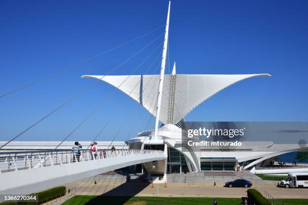 reiman pedestrian bridge and milwaukee art museum (mam) - quadracci pavilion, milwaukee, wisconsin, usa - milwaukee art museum stock pictures, royalty-free photos & images