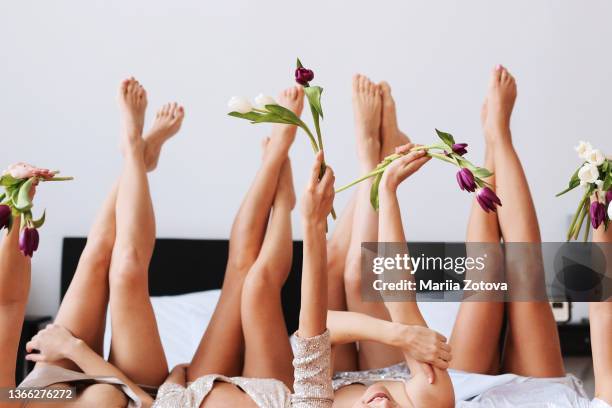 women's party at home. beautiful girls have fun, dress up in dresses, laugh, arrange gender parties - piernas de mujer fotografías e imágenes de stock