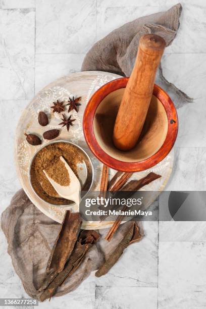 homemade garam masala curry spice powder with cinnamon cloves and star anise - anise plant stockfoto's en -beelden