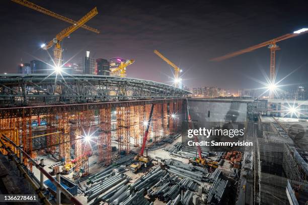 new construction site in downtown district - guindaste maquinaria de construção imagens e fotografias de stock