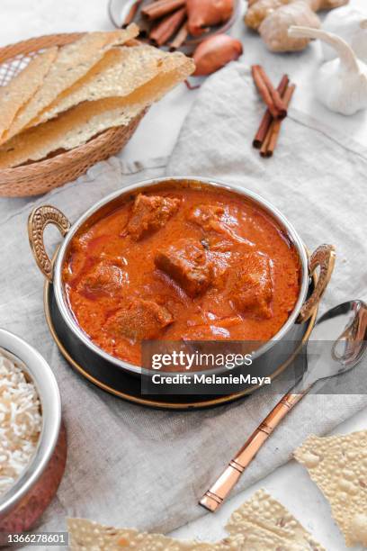 indian mutton rogan josh lamb curry for ramadan iftar fast break meal with papadum bread and rice - masala stockfoto's en -beelden