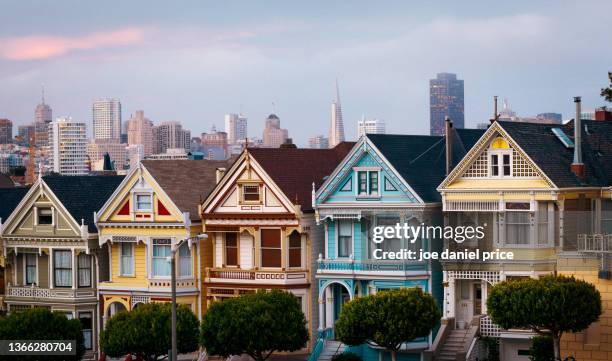 sunset, painted ladies, san francisco, california, america - bahía de san francisco fotografías e imágenes de stock