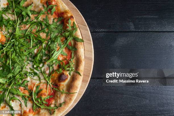 pizza margherita with rocket salad - rucola foto e immagini stock