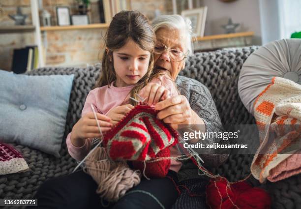 vovó ensina neta tricotando com agulhas - knitting - fotografias e filmes do acervo