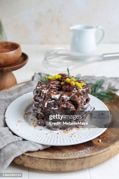 hausgemachte schokoladenwaffeln mit kakao-mandelbutter - chocolate souffle stock-fotos und bilder