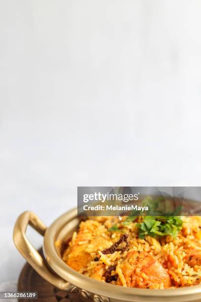 indisches tandoori-hühnchen-biriyani-gericht mit gelbem safranreis, cashewnüssen und pappadumbrot - biriyani stock-fotos und bilder