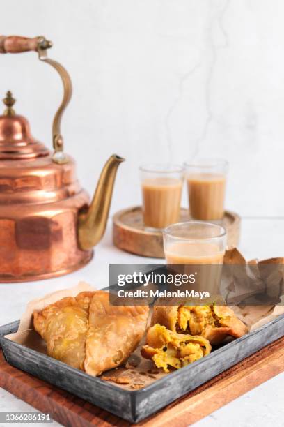 indian samosas finger food with vegetables and chicken for masala chai tea time - chai stockfoto's en -beelden