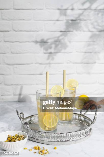 homemade chamomile and lemon ice tea with bamboo straws - chamomile tea 個照片及圖片檔