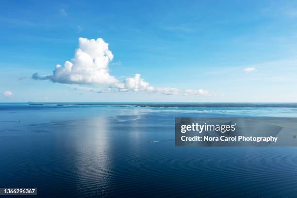 blue sky and sea background - cumulonimbus fotografías e imágenes de stock