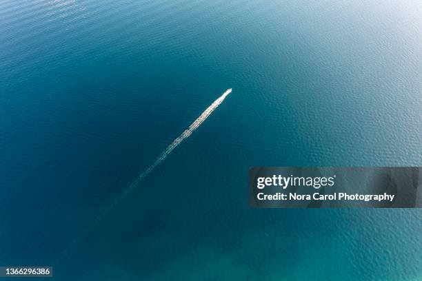 boat wake in the middle of sea - nave foto e immagini stock