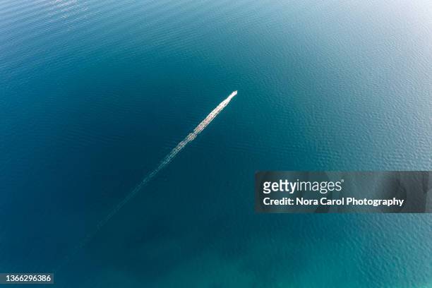 boat wake in the middle of sea - 航跡 ストックフォトと画像
